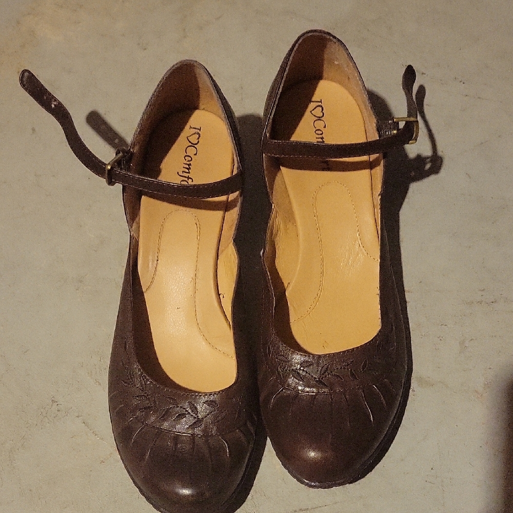 Elegant Brown Leather Heels with Classic Design